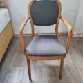 Krzesło drewniane sztaplowane z nową tapicerką