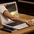 Fundacja zakupi laptopy, telefony i konsole