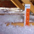 Izolacja wdmuchiwana wełną lub celulozą