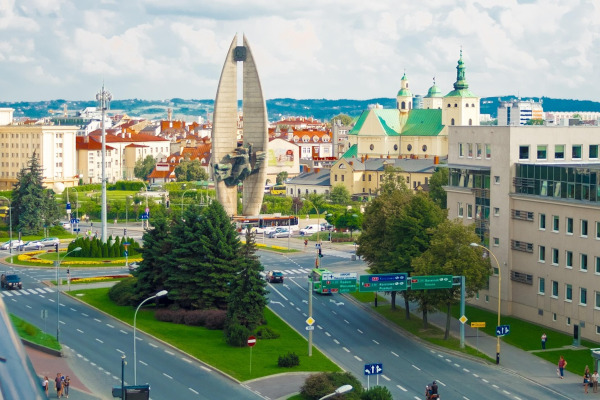 Widok na skrzyżowanie i pomnik w centrum Rzeszowa