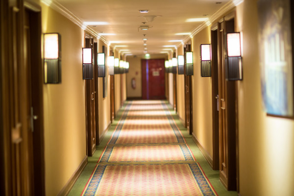 Korytarz w stylowym hotelu, który jest na sprzedaż